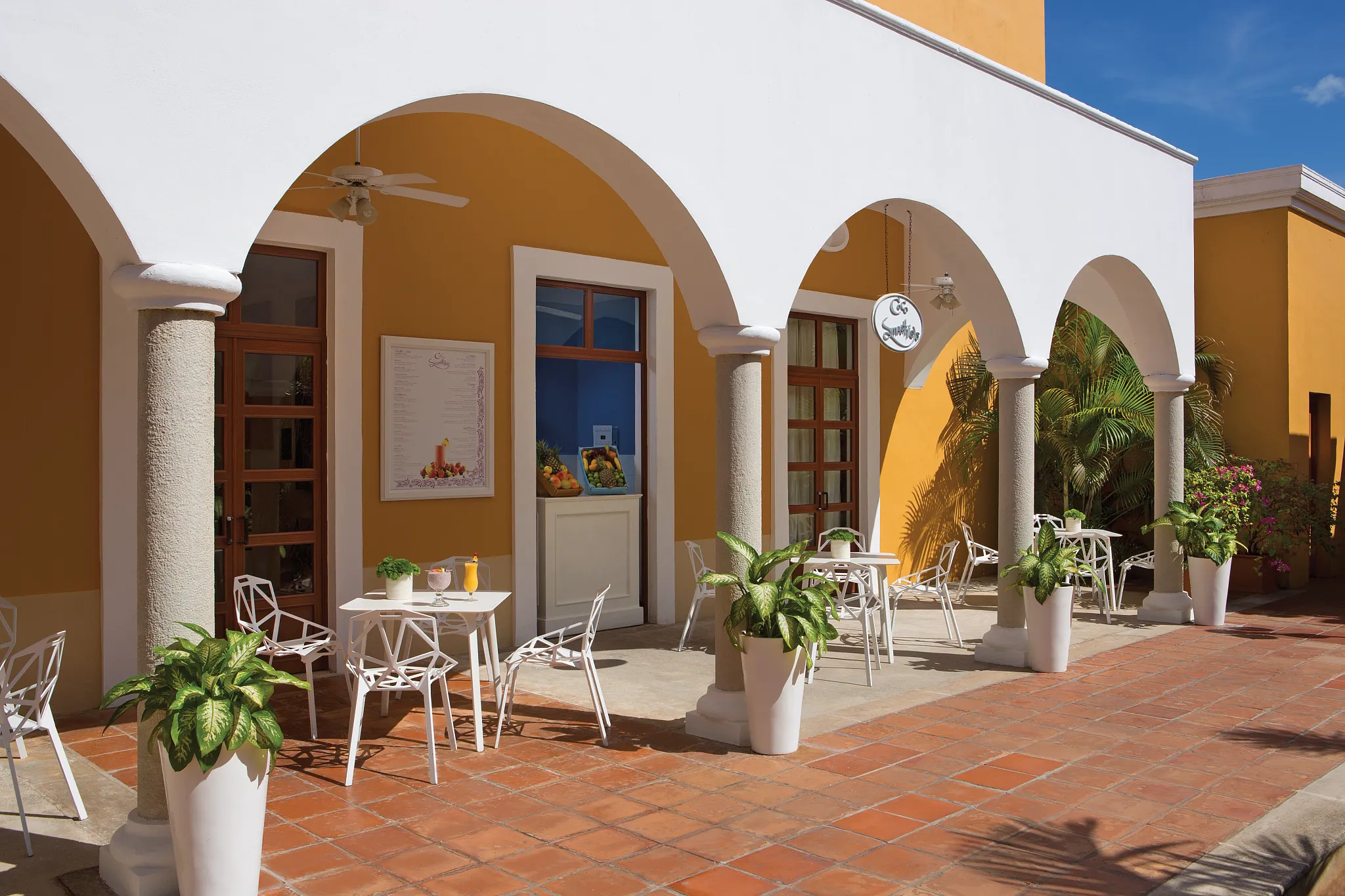 Smoothie Bar at Dreams Tulum Resort & Spa featuring freshly blended fruit smoothies, healthy beverages, and a refreshing tropical setting.